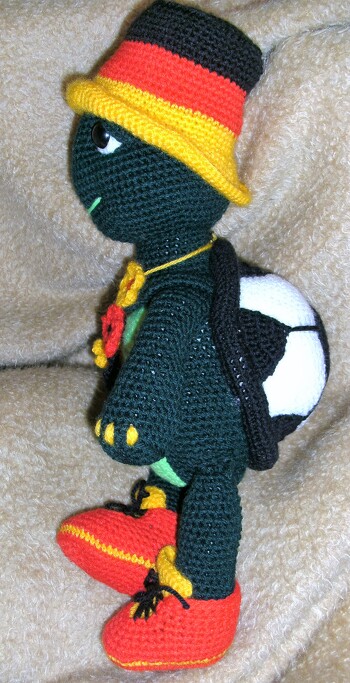 Ich durfte IGOR den kleinen Fußballfan probehäkeln. Danke Katrin Petzold​ für das Vertrauen.
Meine Männer sind total begeistert. Ich muss nur Hut und Blumenkette auf  rot/weiß/rot abändern, dann darf er sich ins Wohnzimmer zu den Beiden setzen.
Die Anleitung gibt es bei  surishaekelfee - https://www.crazypatterns.net/de/items/15356/haekelanleitung-igor-der-kleine-fussball-fan .