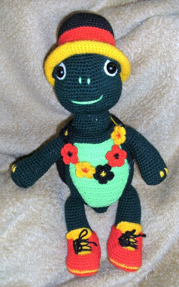 Ich durfte IGOR den kleinen Fußballfan probehäkeln. Danke Katrin Petzold​ für das Vertrauen.
Meine Männer sind total begeistert. Ich muss nur Hut und Blumenkette auf  rot/weiß/rot abändern, dann darf er sich ins Wohnzimmer zu den Beiden setzen.
Die Anleitung gibt es bei  surishaekelfee - https://www.crazypatterns.net/de/items/15356/haekelanleitung-igor-der-kleine-fussball-fan .