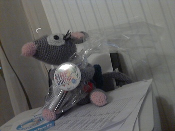 So sieht das Mäuschen mit grauem Schwanz und Wimpern und Rucksack aus