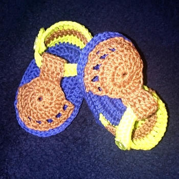 Babysandalen zur Geburt eines kleinen Jungen. Sind die nicht süß?