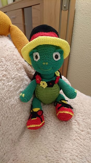 Super Anleitung. Gehaekelt nach Anleitung von surishaekelfee. FUSSBALL EM kann kommen.