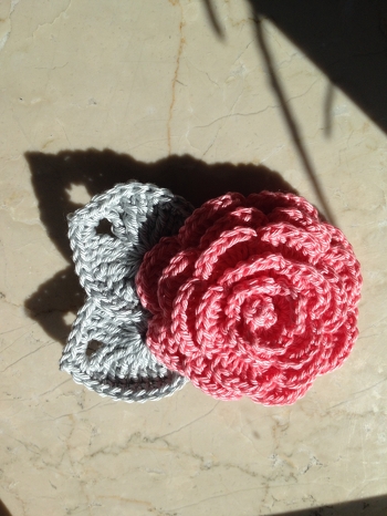 Mit dieser wunderschönen Rose habe ich ein Geburtstagspäckchen verziert.
Meine Freundin hat sich riesig gefreut und trägt die Rose nun als Anstecknadel.