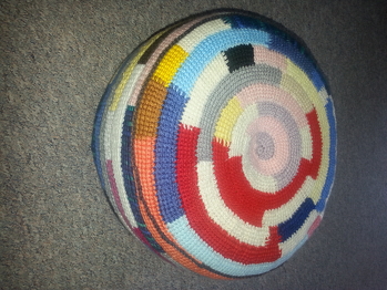 ein kunterbunter Wollreste - Hockerüberzug, tunesisch in Spirale gehäkelt