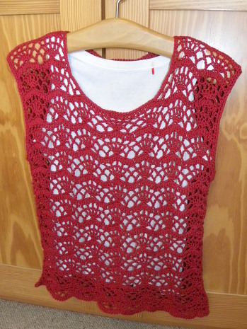 Mittlerweile häkel ich das zweite Shirt nach dem Muster Boxy-Pullover made by Gabi.. Das erste habe ich verschenkt - mit großem Erfolg! Nach einigen Reihen geht einem das Muster flott von der Hand. Arm- und Halsausschnitt habe ich mit festen Maschen umhäkelt. So idt der Rand etwas fester.