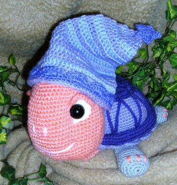 Ich durfte diese kleine, süße Schildkröte für Katrin Petzold - Suri´s Häkelfee - zur Probe häkeln - es hat großen Spaß gemacht " Inga " zu machen.
meine Fotos, meine Häkelarbeit, Anleitung von : https://www.crazypatterns.net/de/items/16262/haekelanleitung-inga-die-schildkroete