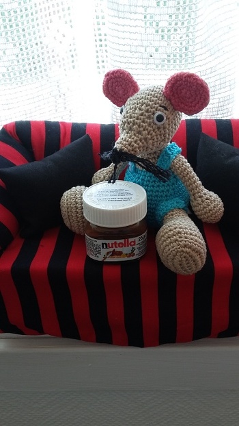 habe neue Häkelbücher "Tierisch süße Häkelfreunde", daraus habe ich diese Maus gehäkelt (etwas abgewandelt), die gerade das Nutella von meinem Schatz naschen will.