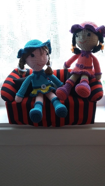 diese zwei haben es sich auf dem Sofa gemütlich gemacht.