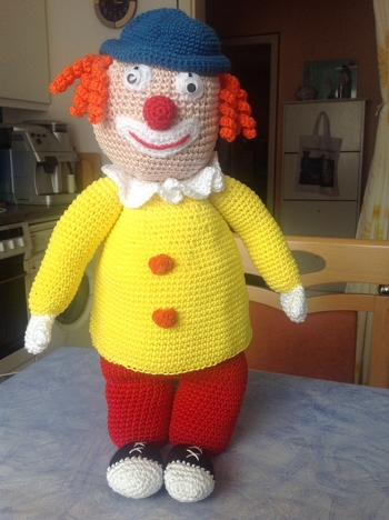 Sehr gute und verständliche Anleitung! Ein kleines Problem hatte ich, denn die gelbe Wolle für die Jacke hat nicht gereicht.  Hab noch mal nachkaufen müssen. Ansonsten vielen Dank für die tolle Anleitung!