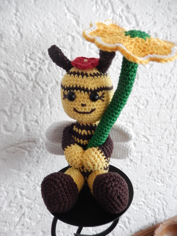 In Anlehnung an die "Wilde Hilde" von streifgetier.
Doch bei diesem Wetter muß sich das kleine Bienchen mit einer Blume als Schirm vor den Wetterkapriolen schützen.
Hat sehr viel Spaß gemacht nur nach dem Foto das Bienchen nachzuarbeiten. Es mußte zwar vieles wieder aufgetrennt werden, aber ich glaube das Ergebnis kann sich sehen lassen.