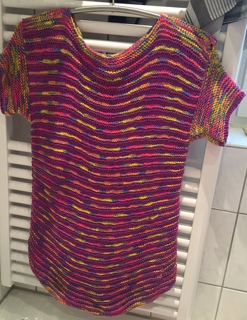 Hier mein erstes gestricktes Shirt im Fallmaschenmuster aus Gründl Mango Bändchengarn
