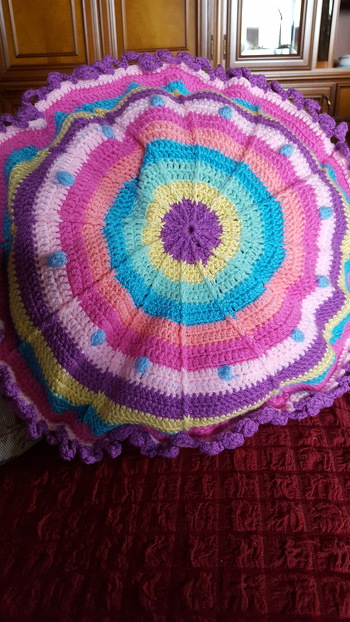 Hallo, hier kommt mein nachgearbeitete Häkelkissen. Sieht doch ganz hübsch aus oder? LG Karin