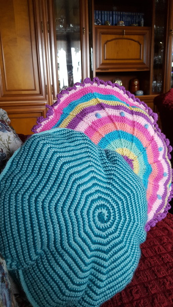 Ein Kissen kommt selten allein und die beiden verstehen sich gut.