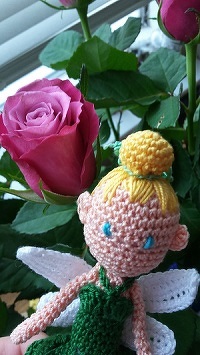 auch Tinkerbell ist im i-net kostenlos zu finden. Endlich fertig, und sie hat es ich in meinen Rosen gemütlich gemacht. (mit Filethäkelgarn) 7-8 cm groß