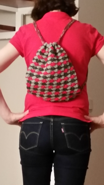 Ich weiß nicht wie man den Link zu der Anleitung macht. Aber die Anleitung für den Rucksack im Muschelmuster ist von Zwergnasebär. Schick und einfach nach zu arbeiten.  Der nächste wird etwas größer.