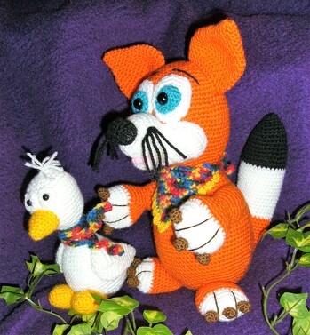 " Komm her , du kleine Gans , ich möchte doch nur mit dir spielen ! " Rotfuchs und Gänseküken habe ich nach einer Anleitung von Diba 26 - Diana Barthelmess -  häkeln dürfen .  Ich liebe ihre Anleitungen !! Sie sind super geschrieben und bebildert !!
( Foto von mir )