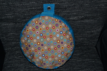 Mein erstes Yoga-Kissen!
Ich habe es mit Kapok gefüllt, das ist eine flusige Angelegenheit, die sich aber gelohnt hat! :-)