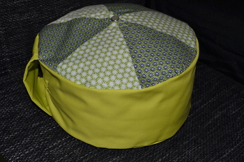 Dieses ist das zweite Yoga-Kissen.
Das habe ich mit Dinkelspelz gefüllt...ging einfacher als mit Kapok ;-)