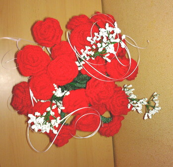 Diesen Rosenstrauß habe ich mein Liebsten zum 23. Hochzeitstag gehäkelt. ( Es sind 23 Rosen)