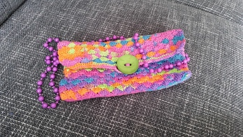 Ich habe meine SchlagermoveTasche auf basis dieser Anleitung gemacht. Der Träger ist eine alte kette. https://www.crazypatterns.net/de/items/16309/rucksack-gehaekelt-in-tollem-muschelmuster-ohne-naehte