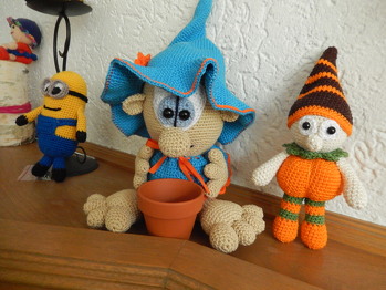 Tolle Anleitung, wenn auch bei den Beinen/Füßen etwas abgewandelt, da er sonst nicht eigenständig sitzen bleibt