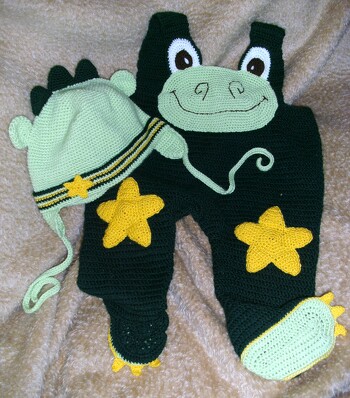 Häkeln nach Anleitungen von  Katrin Petzold​ - Häkelstübchen by Suri´s Häkelfee & Maschenzauber - macht immer wieder Spaß .
Meine Arbeit, mein Foto - die Anleitung für das Babyset " Dino Frido" bekommt ihr bei Crazypatterns unter : suri´shaekelfee