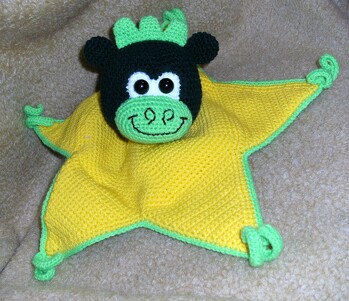 Häkeln nach Anleitungen von  Katrin Petzold​ - Häkelstübchen by Suri´s Häkelfee & Maschenzauber - macht immer wieder Spaß .
Meine Arbeit, mein Foto - die Anleitung für das Schnuffeltuch " Dino Frido" bekommt ihr bei Crazypatterns unter : suri´shaekelfee