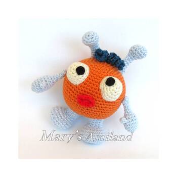 I always say that I’m back to childhood thanks to amigurumi. Bubble is born from a sketch of mine where I gave freedom to my fantasy. She was supposed to be a monster but she turned out to be a sweet weird thing instead. She has also a fiancé that I will make one of these days…
Bubble has given me the opportunity to experiment a bit, I crocheted the body and the legs as one piece using a different technique than my usual way. I tried puffy eyes and spent countless hours on her the tiny mouth. I made the thumbs as I crocheted the hands, I discovered that it is much fun than attaching them later. At the end I thought something was missing so I added a pair of curls on the top of her head.
For a small project so many things to try, don’t you think? I love my weird thing!