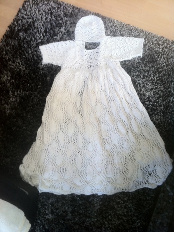 Gestricktes taufkleid mit käppli