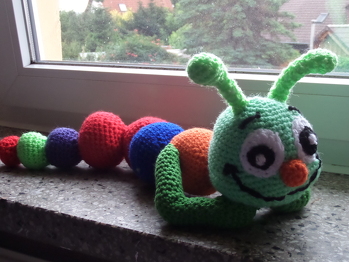 habe ich für meine kleine Nachbarin gehäkelt. sie liebt meine Kreationen. Werde aber die Raupe noch mal anfertigen, für mich selbst. Sie ist so niedlich
