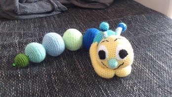Theo die Raupe! Sie ist super süß und super einfach zu häkeln!habe sie etwas abgewandelt indem ich rasseln in den Körper mit eingearbeitet habe!