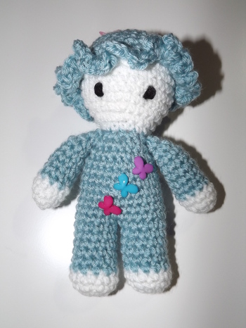 Kleines Püppchen mit Schmetterlingen