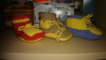 meine ersten Versuche Babyschuhe zu häkeln
