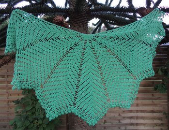 Mit dickerem Microfasergarn ist das Tuch wärmstens für die kühlen Tage im kommenden Herbst und nächsten Frühling zu empfehlen. Und mit Häkelnadel 4,5 ganz schnell fertig. https://www.crazypatterns.net/de/items/10698/haekelanleitung-kentia-shawl-halbrundes-schultertuch