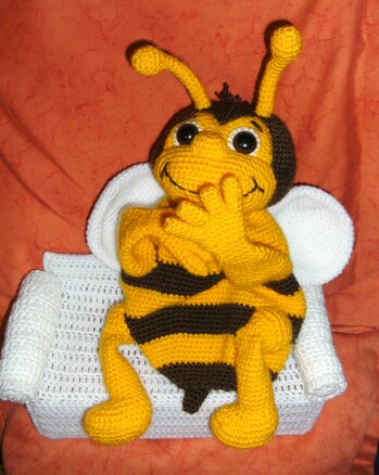 Als GESCHENK  zum 3 jährigen Jubiläum von Suri´s Häkelfee - https://www.facebook.com/surishaekelfee/photos/pcb.1066415913448105/1066414276781602/?type=3 - gibt es die Anleitung für diese zuckersüße Handpuppe ( kann aber auch als Amigurumi gehäkelt werden ) 