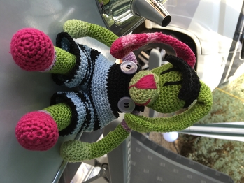 Das ist Hase Tom... Nur heisst er bei uns Pablo und ist unser WOMO Reisemobil Mitfahrer...ich hab ihm auch noch die Latzhose in pink gehäkelt...