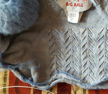 So sieht die vorderen Seite von meinem Poncho aus . Muster aus der Diana....Alles andere meine Ideen