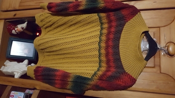 Diesen Pulli habe ich im Sommer zu Ende gestrickt.  Das Muster ist von der Diana . Wolle besteht aus Schurwolle/ Seide in farbig . Die Uni wolle besteht aus Wolle/ Seide