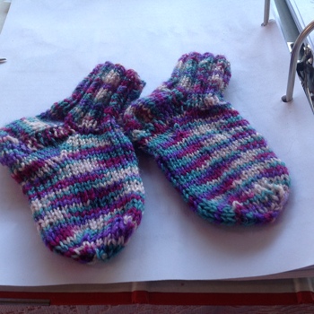 Meine  ersten Socken für meinen Urenkel. Aus Resten, die von meinen Socken übrig geblieben sind