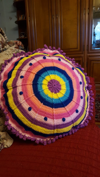 Dieses Kissen erfreut sich großer Beliebtheit. Kaum ist es fertig, kann ich schon das nächste machen.