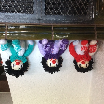 Diese Clow'n habe ich aus Spaß gestrickt, gehäkelt und wenn jemand Intresse hat kann ich helfen.
Leider bis Dato keine Anleitung vorhanden.