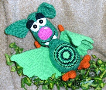 Braucht ihr noch eine  Halloween - Dekoration ?  Dann ist diese süße Drachenfledermaus genau das Richtige !
Meine Arbeit, mein Foto , Anleitung ist von Diana Barthelmess​ - http://www.ravelry.com/patterns/sources/diba-26-on-crazypatterns/patterns - Diba 26 -  und gibt es bei Crazy Patterns - super Anleitung mit vielen Detailfotos !!