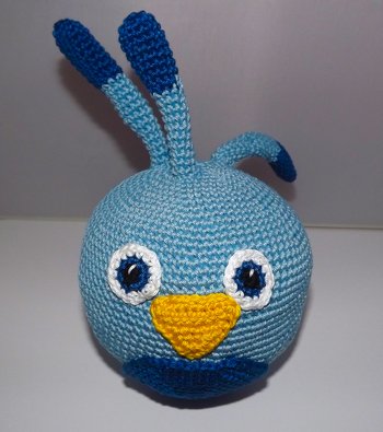 Ich habe das Vögelchen Stella nach der Anleitung von Silvia Hamacher gearbeitet, das hat alles sehr gut geklappt und war leicht nach zu häkeln
https://www.crazypatterns.net/de/items/15770/haekelanleitung-voegelchen-stella