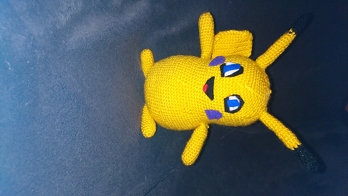 Unser 1. Pikatchu. Mama hat gehäkelt und die kleine Maus hat ihren Pikatchu das Gesicht verliehen.