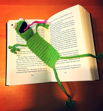 Der Frosch ist so witzig, den musste ich einfach machen! Dieser ist für meine Liebe Schwiegermutter, die genauso gern liest wie ich! Tolle Anleitung, der Frosch war ruck zuck fertig!