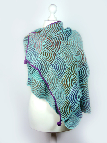 Ich habe zwischendurch mal etwas nach der Anleitung einer anderen Designerin gestrickt und kann nur sagen: Das Uluru-Tuch ist ein Knaller. Die Anleitung gibt's nur auf Englisch, und zwar hier: http://www.ravelry.com/patterns/library/uluru-shawl-collection