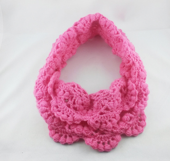 Die Tage werden kälter und da ist ein wärmender Schal genau das richtige.
Dieser Loop besticht durch sein aufwendig gearbeitetes Muster.