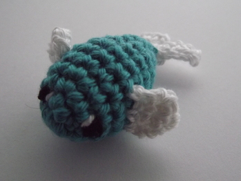 Der kleine Fisch war gut zu häkeln, die Anleitung gut verständlich
Die hintere Flosse habe ich allerdings anders gehäkelt.