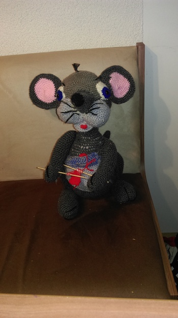 es hat super geklappt, das einzige was ist, nein Gesicht von Lola der Maus, ist nicht so schön geworden wie das von der Heerstelerin der Anleitrung Sabine.-s