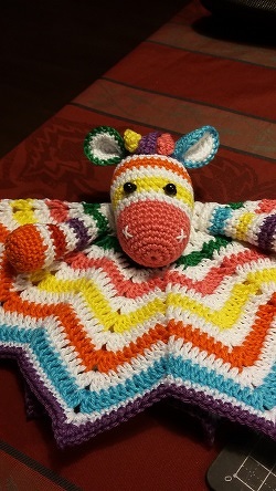 mein Regenbogen-Zebra-Schnuffeltuch (nach einer käufl. engl. AL). Ich finde das einfach süß