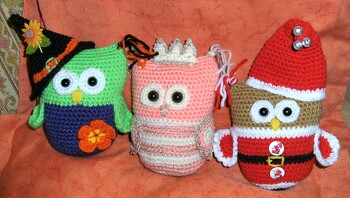 Ob als Schmusetierchen oder als Buchstützen - diese Eulen sind vielseitig einsetzbar und in mehreren Varianten in der Anleitung enthalten ( z.B.: auch als Frankenstein , als  Hexe und als Mumie - der Fantasie sind keine Grenzen gesetzt )
Ich durfte sie für Saskia Wirtz zur Probe häkeln - danke für das Vertrauen.
Meine Arbeit, meine Fotos, Anleitung gibt es bei CrazyPatterns - von: Meine bunte Häkelwelt.